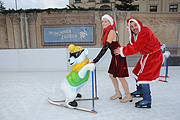 Schauspieler Marcus Grüsser als Nikolaus und Holiday on Ice Eisläuferin Kathrin Endraß (©Foto: Ingrid Grossmann)